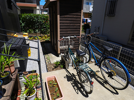 自転車も2台スタンバイ。物置は家と同じテイストのものをネットで探して購入