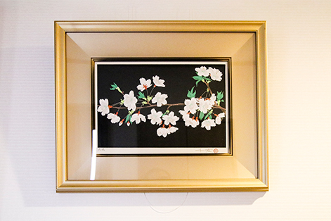 玄関ホールに飾られた版画は美知子さんのお気に入り。リビングは数カ所にピクチャーレールを設け、二人の好きな絵を飾っている